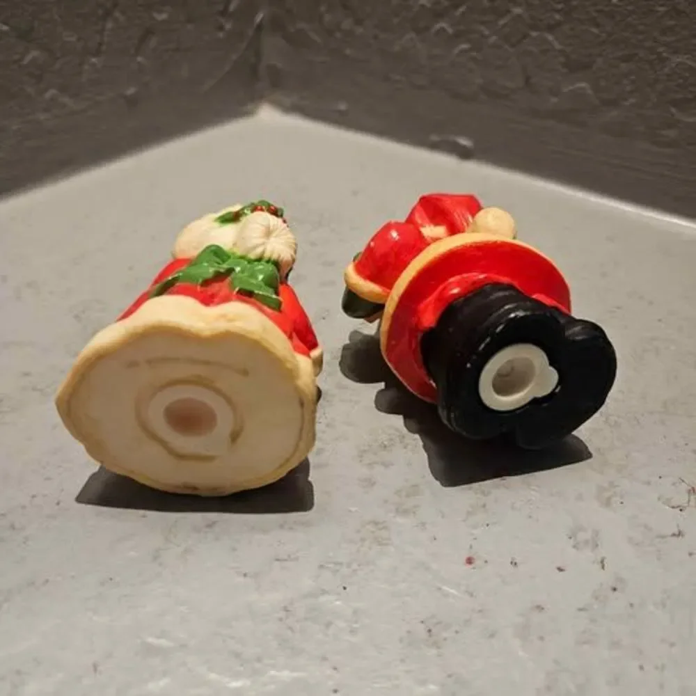 Vintage Santa and Mrs. Claus Plastic Salt and Pepper Shakers Hallmark